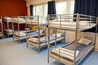 Хостелы Godby Vandrarhem Годбю Спальное место на двухъярусной кровати в общем номере для мужчин-1